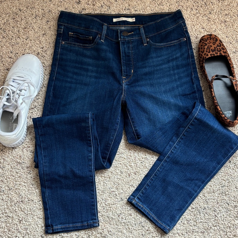 Levi Strauss Co. women’s Dark wash 311 shaping skinny jeans, size 29
